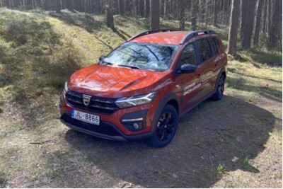 PIRMIE IESPAIDI: DACIA JOGGER AR SEPTIŅĀM SĒDVIETĀM